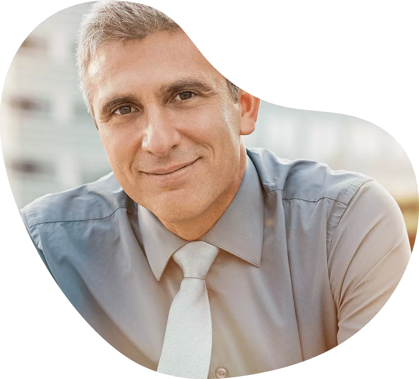 biznesmen korzystający z windykacji online